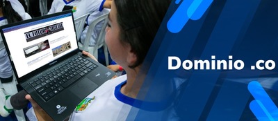Imagen diseñada con la foto de un estudiante frente a un computador y el texto Dominio .CO