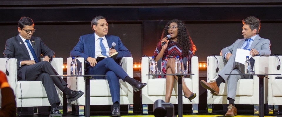 Foto del ministro TIC en la cumbre