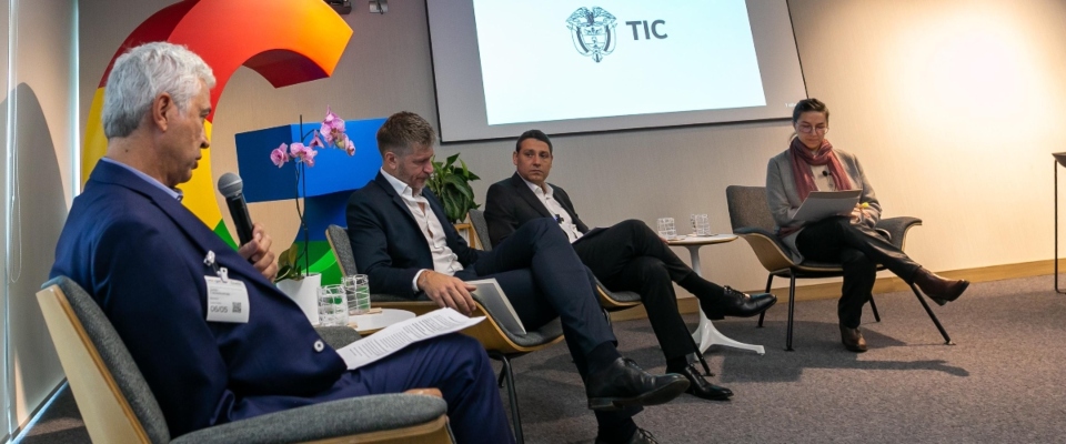 Foto del ministro TIC junto a voceros