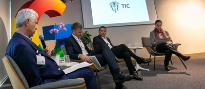 Foto del ministro TIC junto a voceros