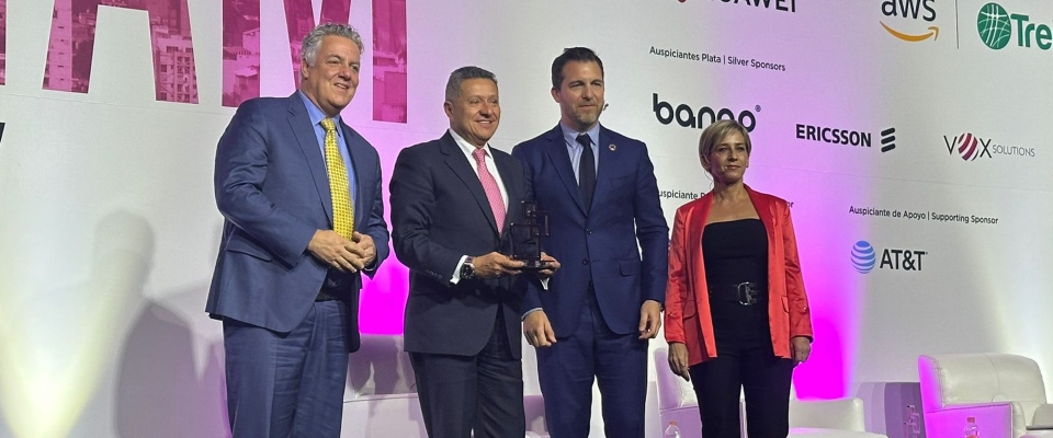 Foto del viceministro de Conectividad junto a participantes Foto del viceministro de Conectividad junto a participantes