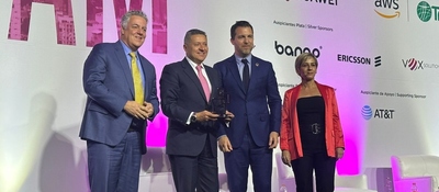 Foto del viceministro de Conectividad junto a participantes