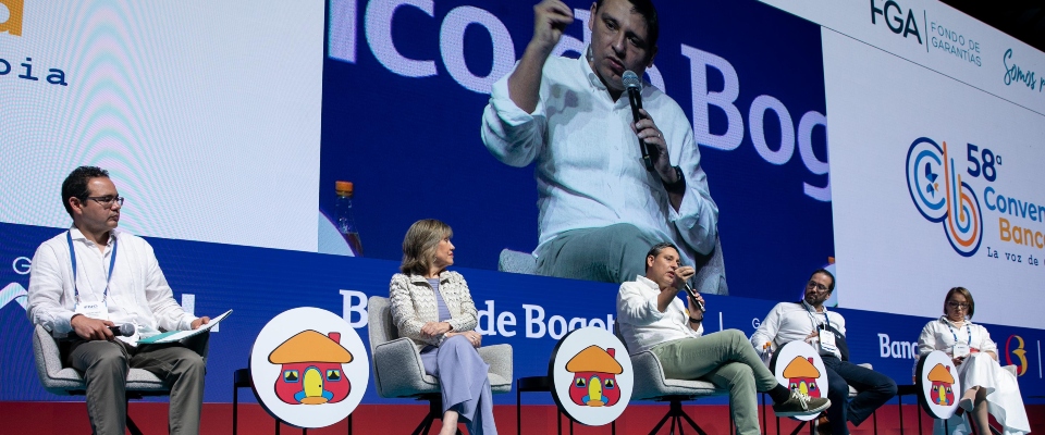 Foto del panelistas Foto del panelistas