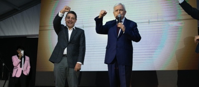 Foto de ministro TIC junto a Jorge Barón