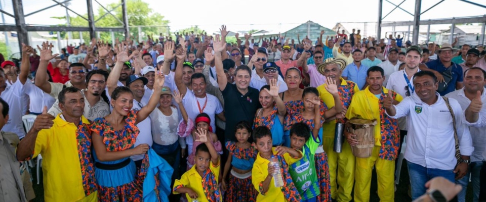 Foto del ministro TIC y beneficiarios