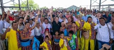 Foto del ministro TIC y beneficiarios