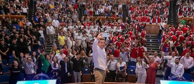 Foto del ministro TIC y asistentes