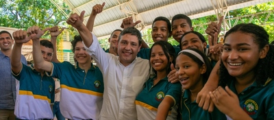 Foto del ministro TIC y asistentes