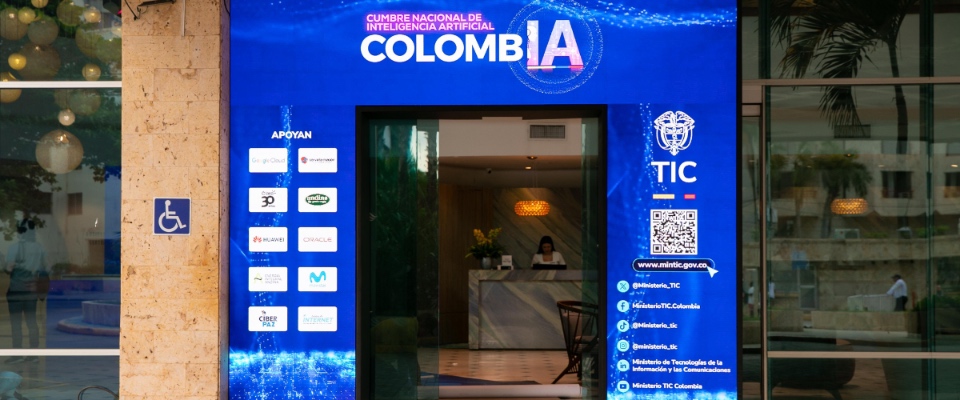 Foto de arco de bienvenida a la Cumbre ColombIA Foto de arco de bienvenida a la Cumbre ColombIA