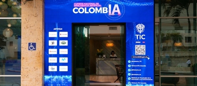 Foto de arco de bienvenida a la Cumbre ColombIA