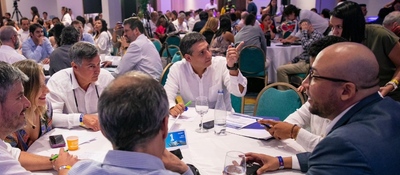 Foto del ministro TIC en mesas de trabajo en la Cumbre ColombIA