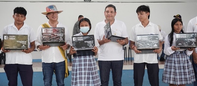 Foto del ministro TIC con beneficiarios