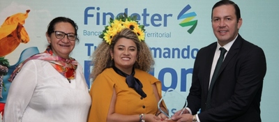 Foto del entrega del reconocimiento