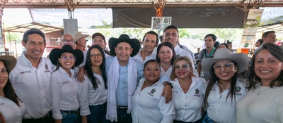 Foto del ministro TIC y asistentes