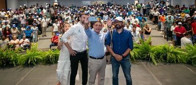 Foto de ministro TIC tomándose una selfie con ciudadanos