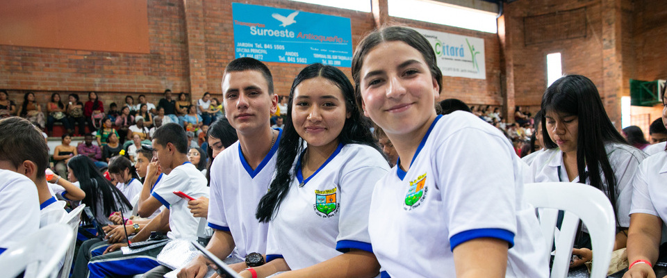 Foto de estudiantes beneficiarias