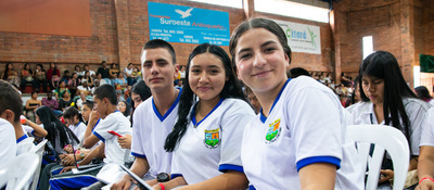 Foto de estudiantes beneficiarias