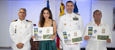 Foto de la asesora del viceministro de conectividad junto a funcionarios de la Escuela Naval de Suboficiales