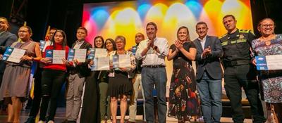 Foto del ministro TIC en tarima con asistentes