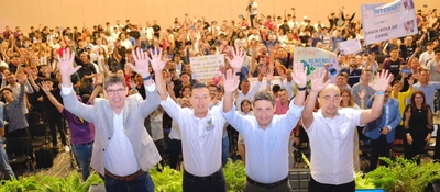 Foto del ministro TIC con asistentes al evento