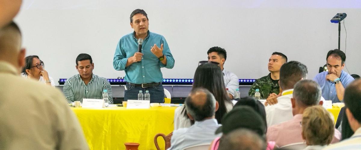 Foto del ministro TIC exponiendo sobre el proyecto