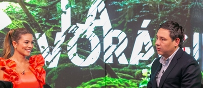 Foto del ministro TIC siendo entrevistado