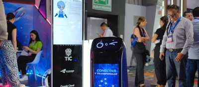 Foto de robo AIda en recorrido por Andicom