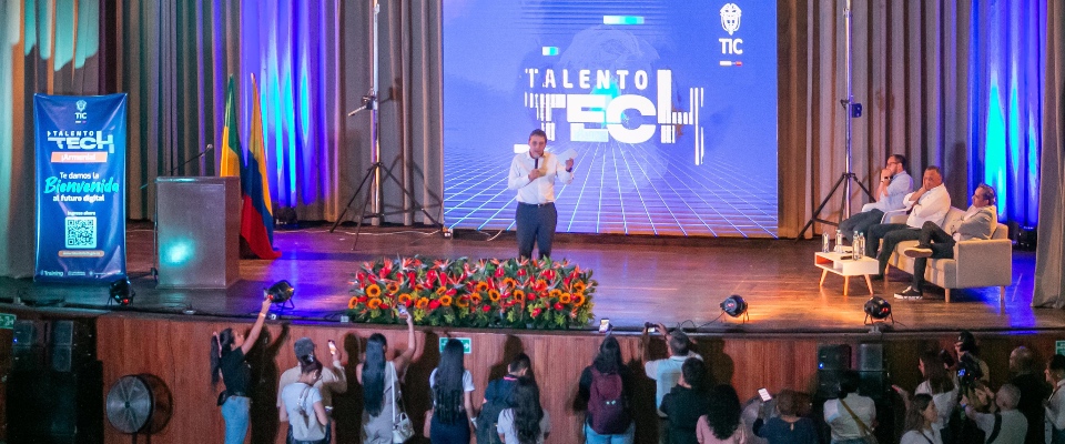 Foto del ministro TIC en evento