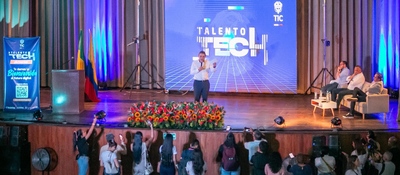 Foto del ministro TIC en evento