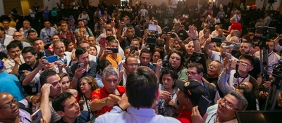 Foto del ministro con periodistas