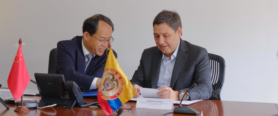 Foto del Ministro TIC y el Ministro de Industria y Tecnologías de la Información de China