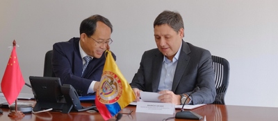 Foto del Ministro TIC y el Ministro de Industria y Tecnologías de la Información de China