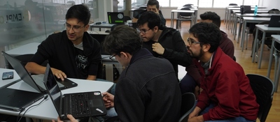 Foto de un grupo de hombres observando un computador