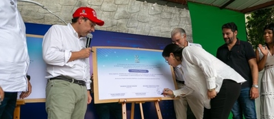 Foto del ministro TIC en firma del convenio