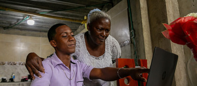 foto de un joven y una señora observando un computador