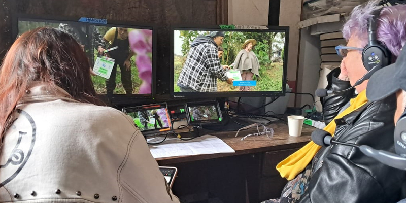foto de 2 mujeres observando monitores