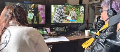 foto de 2 mujeres observando monitores
