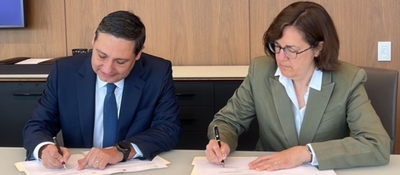 Foto del Ministro TIC firmando acuerdo con la Cámara de Comercio de Estados Unidos