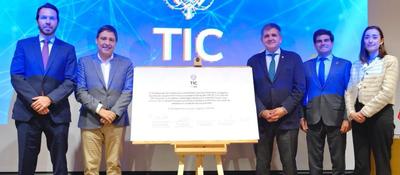 Foto del ministro TIC en evento