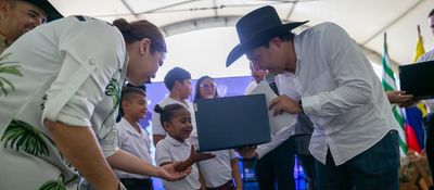 Foto del ministro TIC con beneficiarios