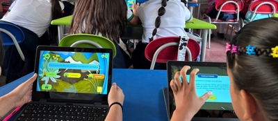 Foto de estudiantes usando tabletas