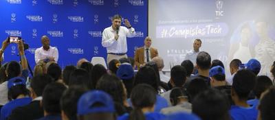 Foto del ministro TIC exponiendo la iniciativa