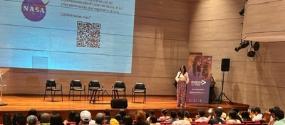 Foto del panelista en presentación