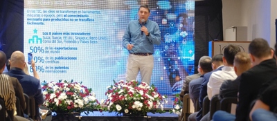 Foto del ministro TIC en conferencia