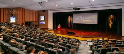 Foto del ministro TIC en conferencia