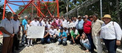 Foto del ministro TIC junto a la comunidad de Pivijay