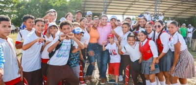 Foto del ministro TIC junto a ciudadanos beneficiarios