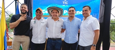 Foto del ministro TIC con funcionarios locales
