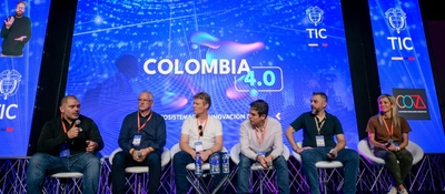 Foto de panelistas de la charla en Col40