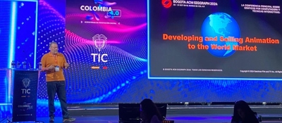 Foto de presentador en escenario del Col40